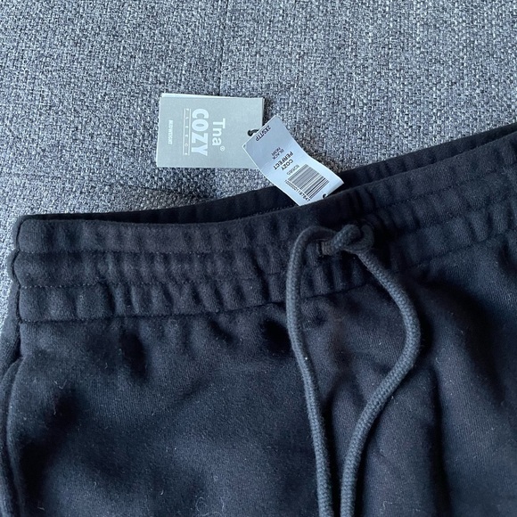 Aritzia TNA mini fleece skirt - Picture 3 of 5